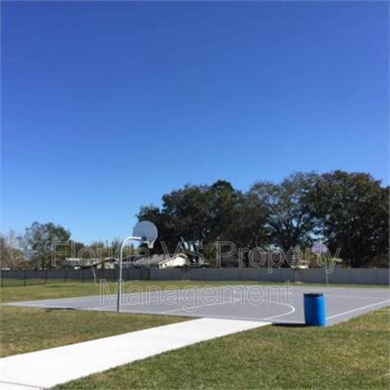 Poinciana House: 332 Dundee Dr
