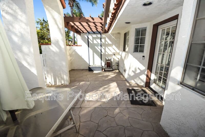 CAMARILLO House: 804 CALLE LOS GATOS
