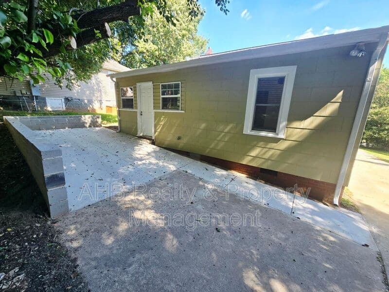 Burlington House: 506 Lakeside Avenue