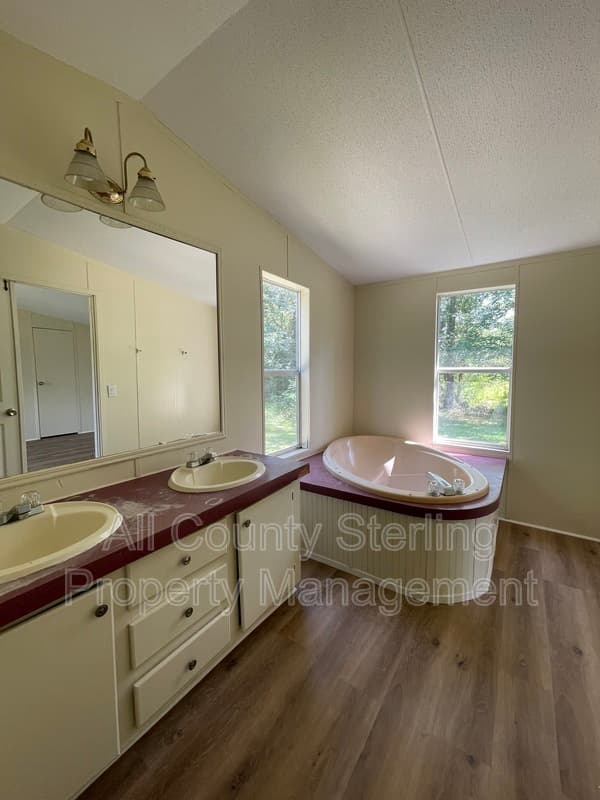 Lake City House: 186 NW Gerson Lane