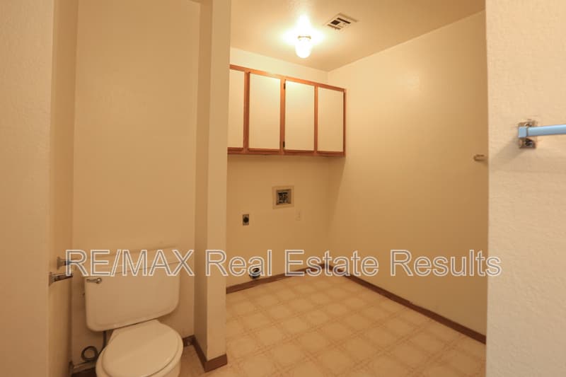 Rogers Condo: 2223 W Roselawn St
