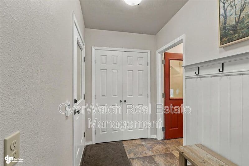 Eagle River House: 10610 High Bluff Dr