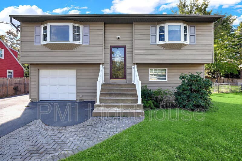 Huntington Station House: 164 W 19th St