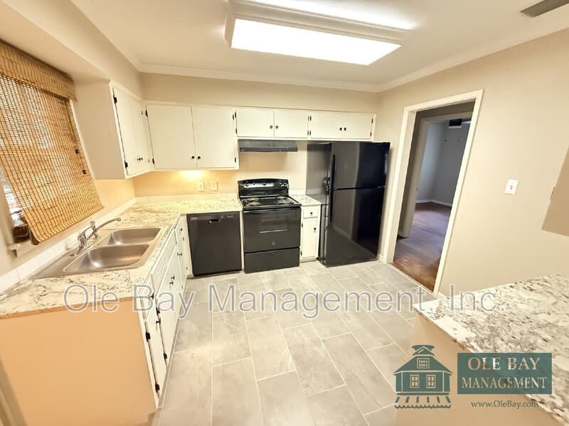 Mobile House: 108 Hilltop Dr E