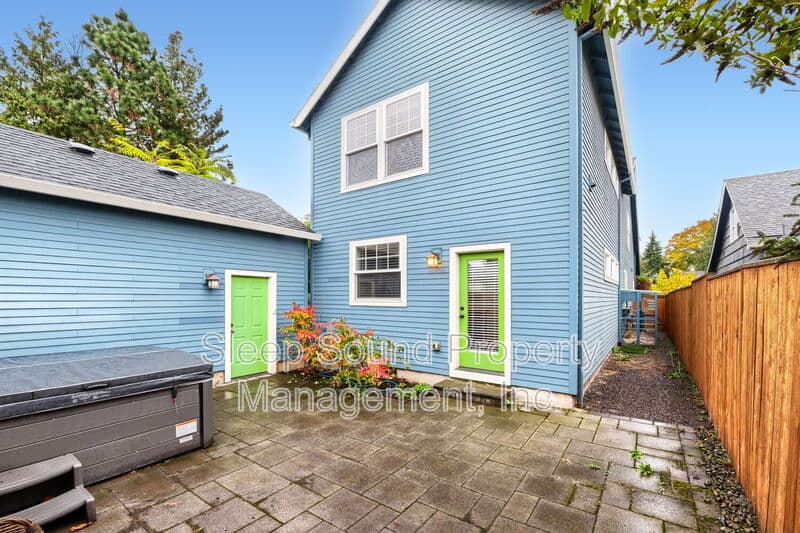 Portland House: 857 N Winchell St