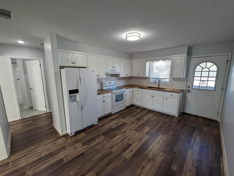 Pella Condo: 223 Carson Street - 3