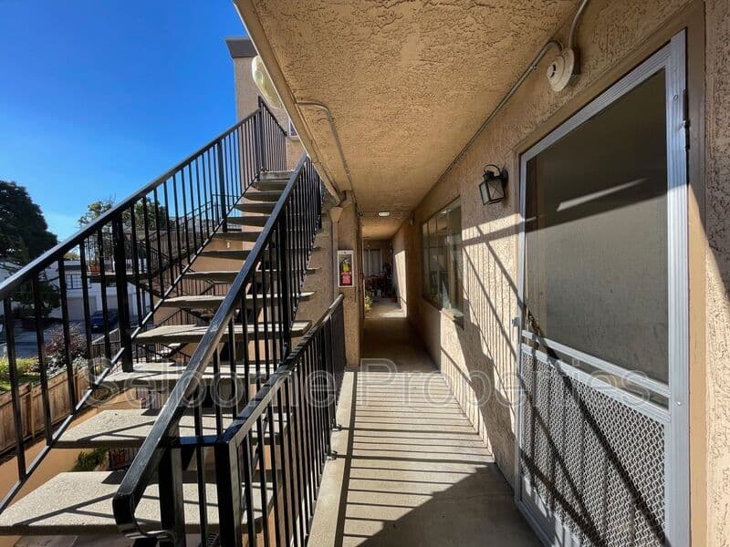 Oakland House: 2500 Ivy Dr.