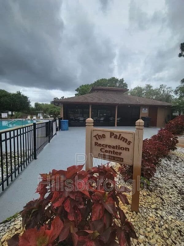 Brandon House: 914 Burlwood Street