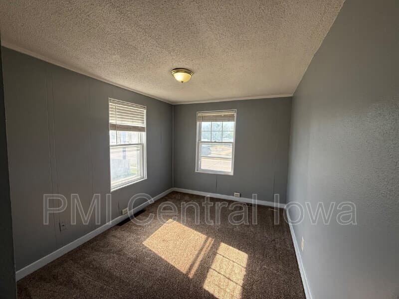 Des Moines House: 1321 Army Post Rd