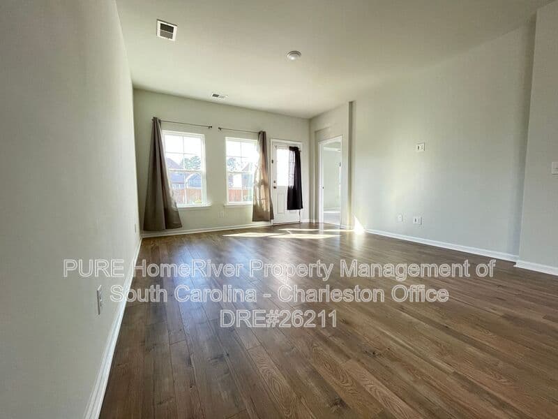 Goose Creek House: 105 Sequoia Ln