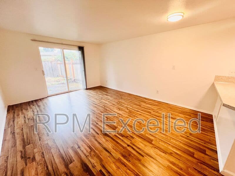 Auburn Condo: 638 M St NE