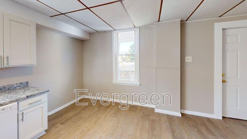 Manor House: 14 Cleveland Ave