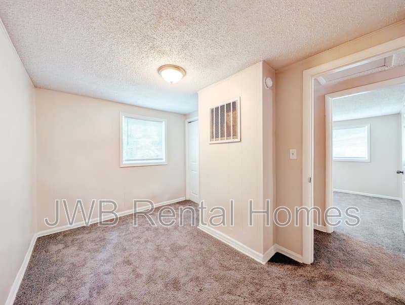 Jacksonville House: 8740 Free Ave