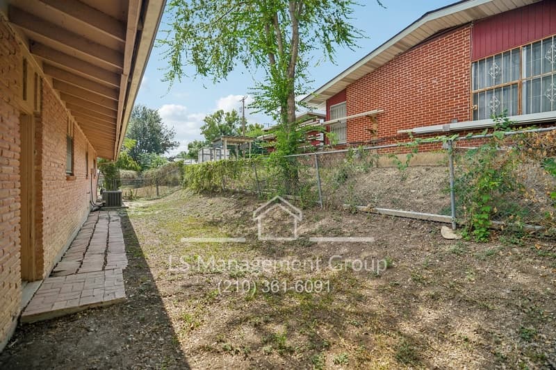 San Antonio House: 106 Springwood Drive