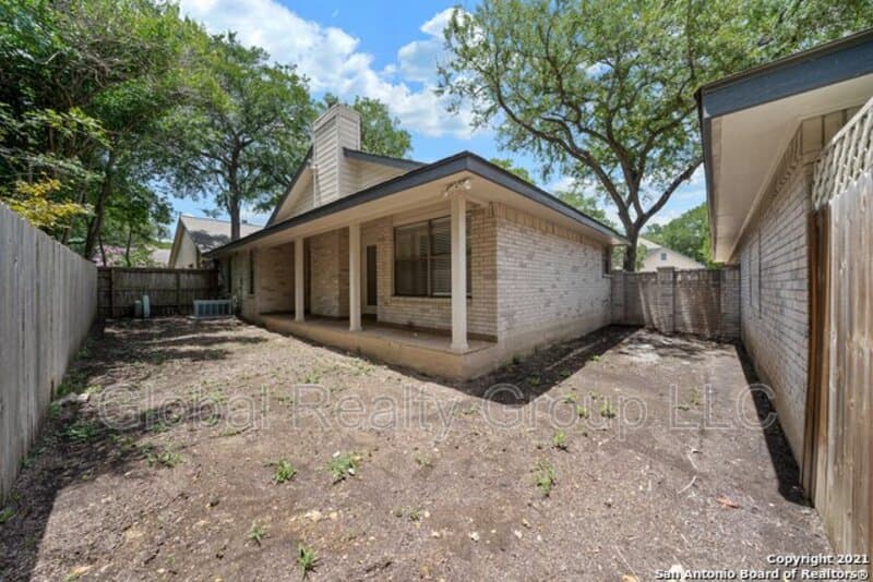 Universal City House: 118 Golden Way