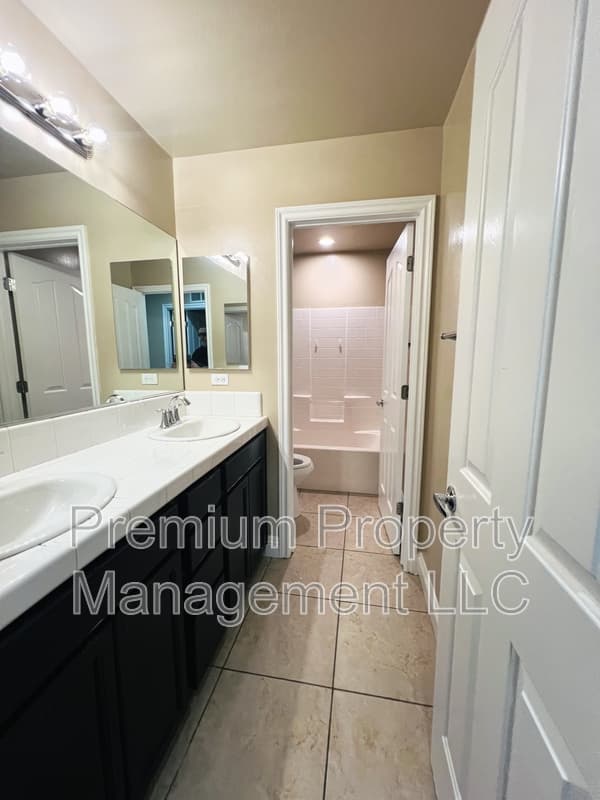 Bakersfield House: 8316 Prentice Hall Drive