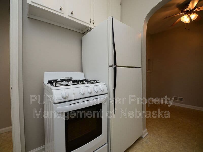 Omaha House: 2108 S 46th St