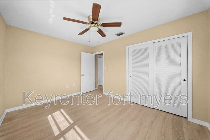 North Fort Myers House: 275 Lakeview Dr