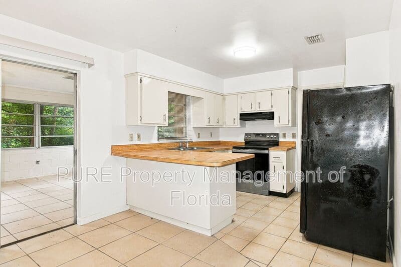 Ocala House: 5714 SE 4th Street