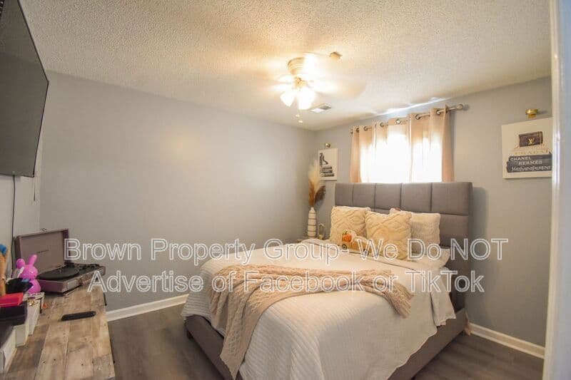 Fayetteville House: 5598 Windy Knoll Pl