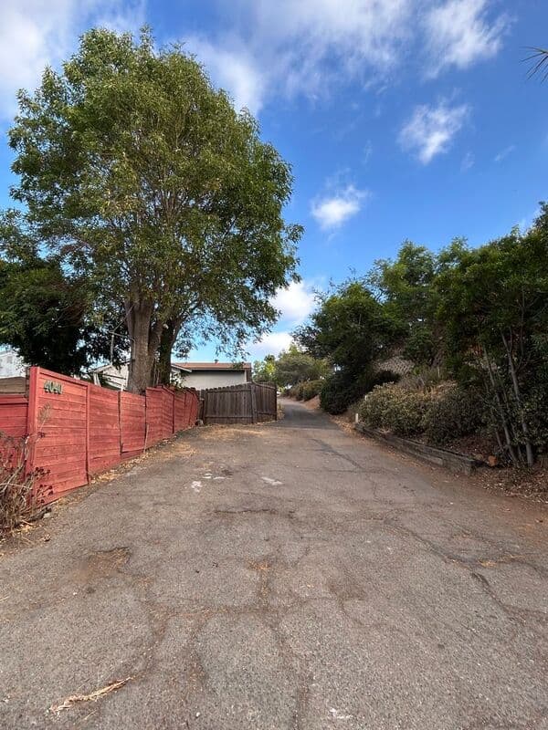 La Mesa House: 4040 Yale Ave