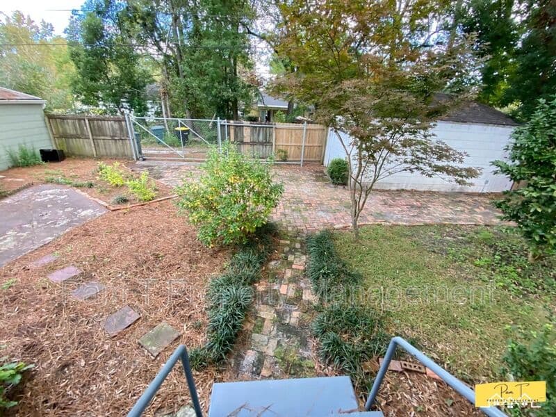 Savannah House: 304 Columbus Dr
