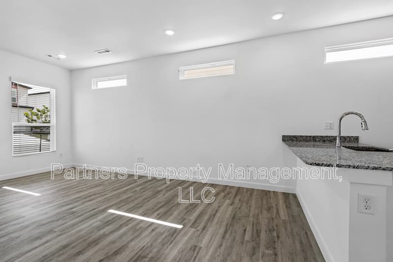 Centerton House: 881 Ventnor Avenue