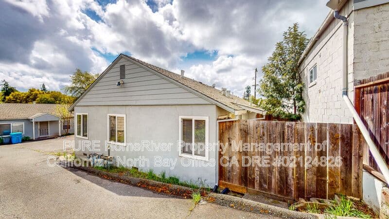 Santa Rosa House: 4942 Sonoma Hwy