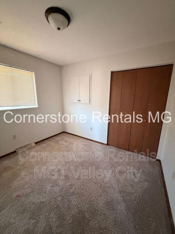 Valley City House: 1063 5th Ave NW