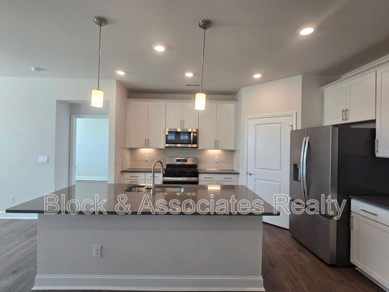 Jamestown House: 304 Sefton Drive