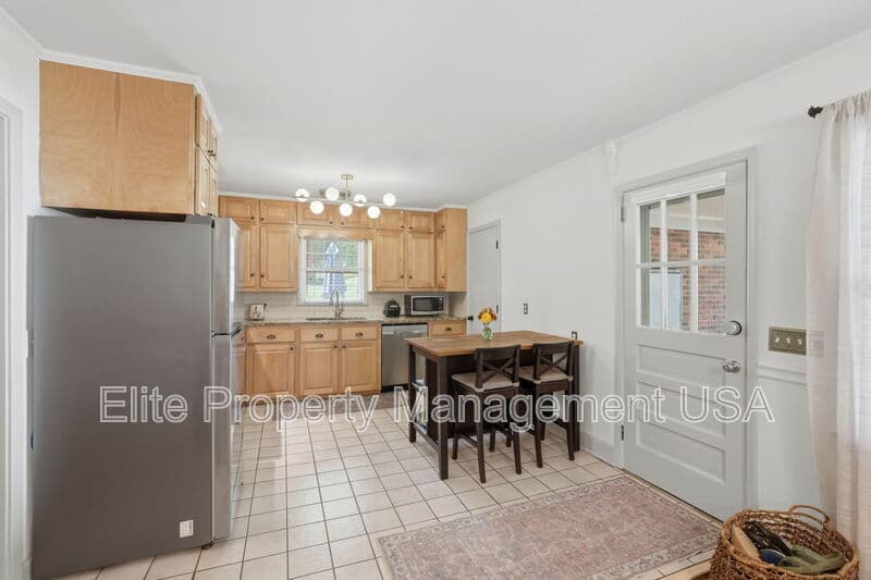 Gainesville House: 1338 Northwood Cir NE