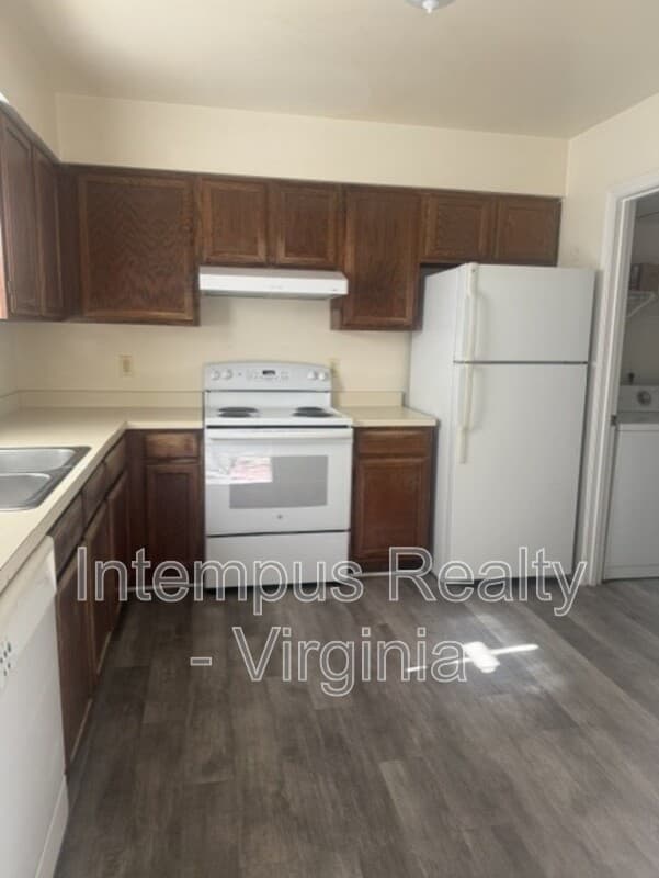 Warrenton Townhome: 410 Forest Ct