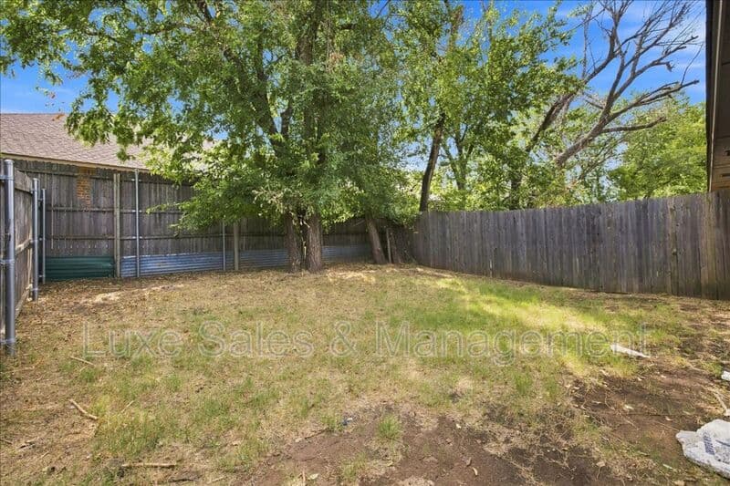 Edmond House: 404 Chalk Hill Ct