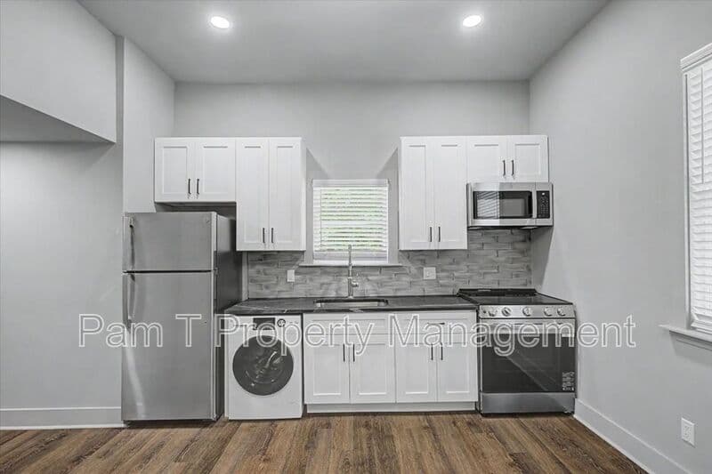 Savannah Condo: 638 E 37th St