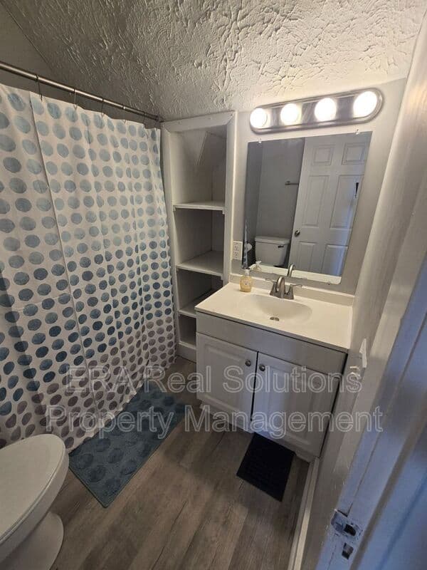 Columbus House: 49 S. Harris Avenue
