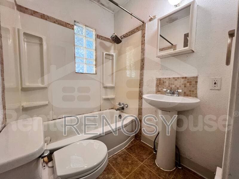 Des Moines House: 2717 College Ave