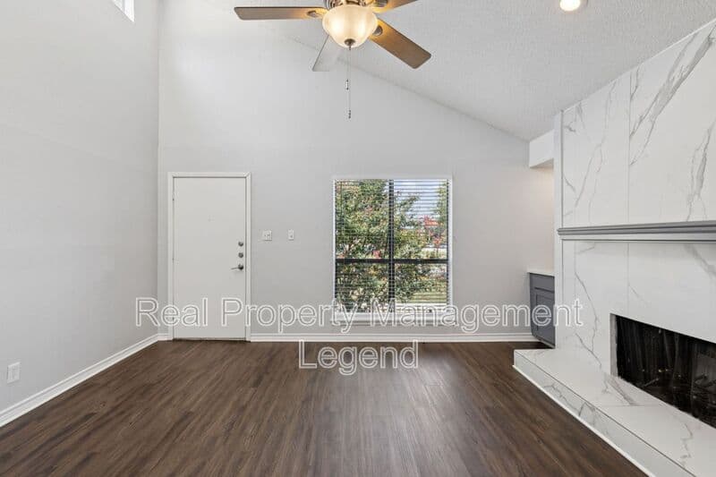 Dallas House: 6646 E Lovers Lane