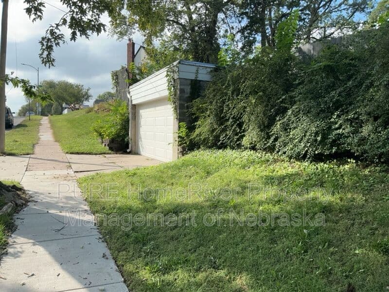 Omaha House: 1424 S 46th Street