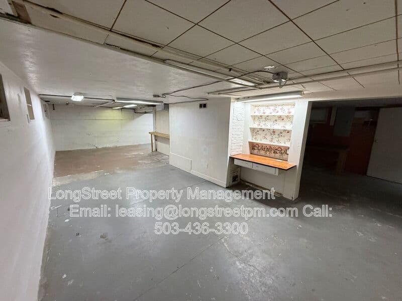 Keizer House: 431 Chemawa Rd N