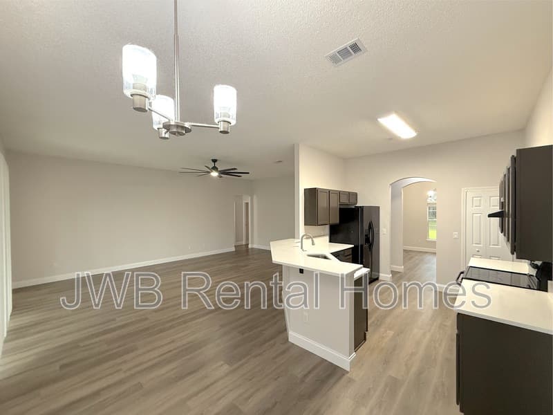 Saint Johns House: 557 Grand Parke Dr