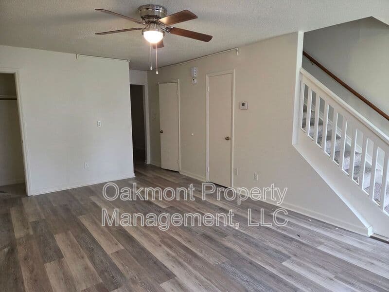 Fayetteville House: 2831 Breezewood Avenue