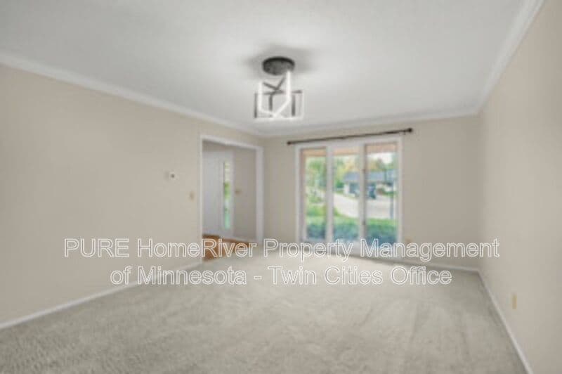 Edina House: 7420 Hyde Park Cir