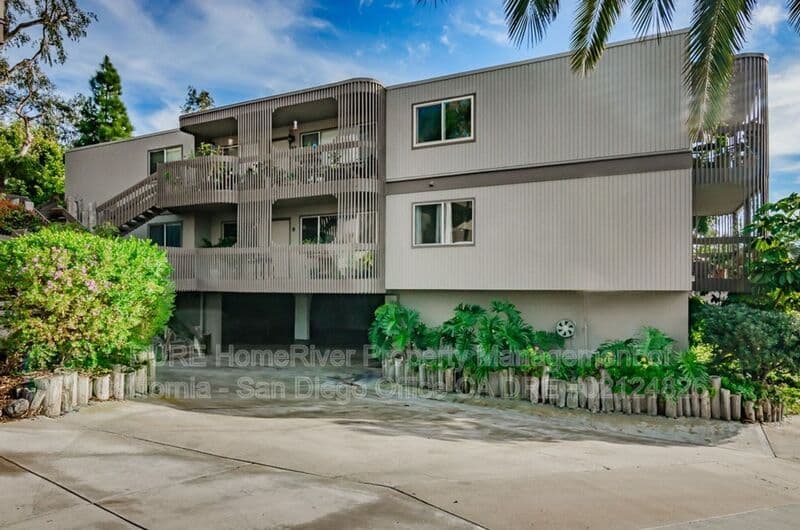 Encinitas House: 155 Rosebay Dr