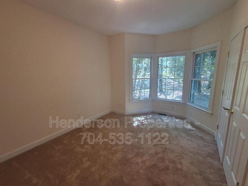 Norwood House: 5560 Old Thompson Rd