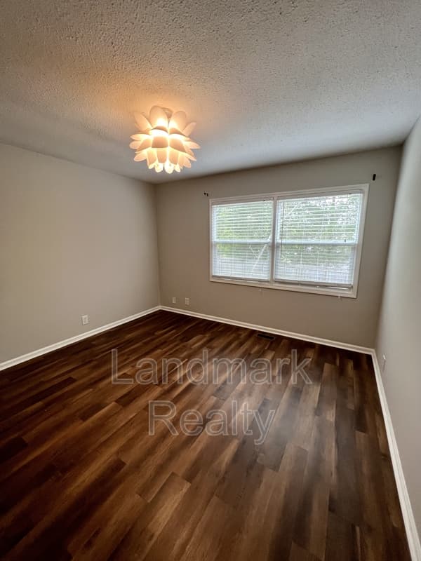 Warner Robins House: 116 Lake Front Drive