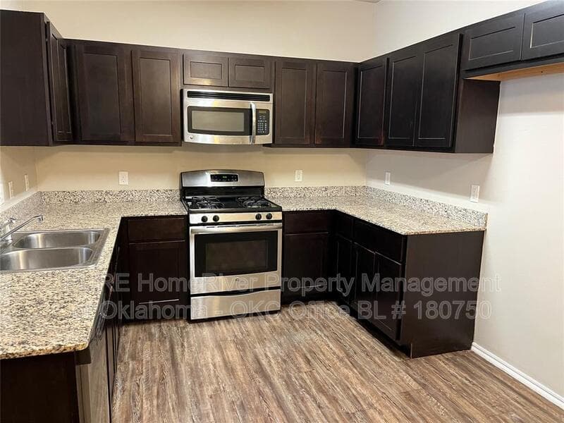 Edmond Condo: 206 Ashley Dr