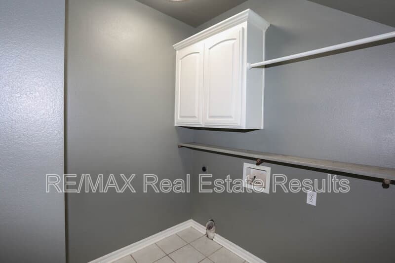 Rogers House: 5300 S 44th Pl