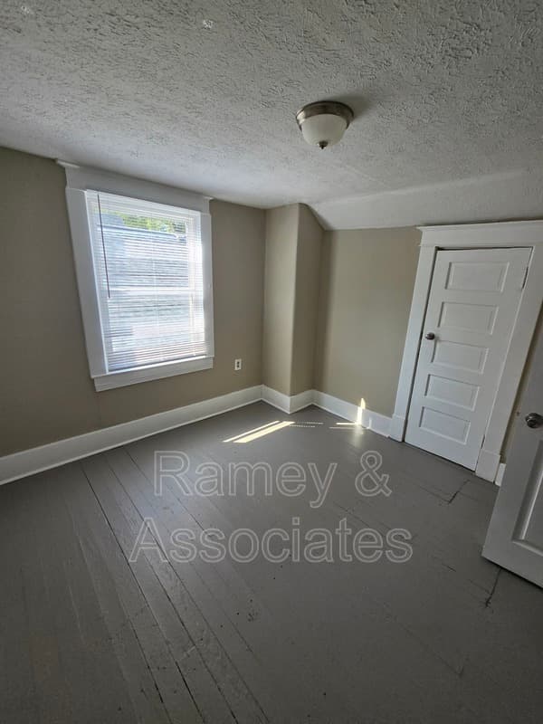 Louisville House: 4106 S 2nd Street