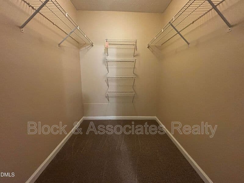 Fayetteville House: 259-7 Waterdown Drive