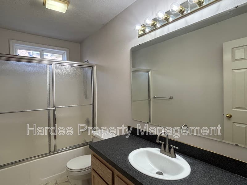 Boise House: 688 S Gamay Ln